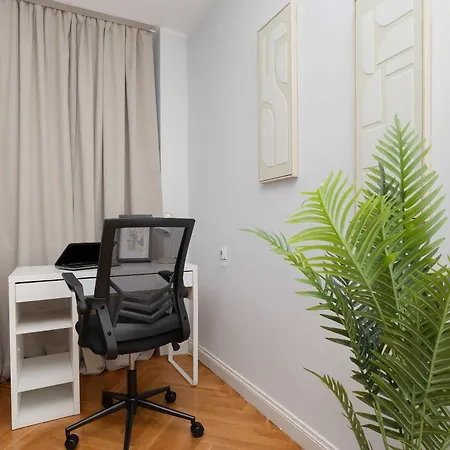 Διαμέρισμα Comfortable With Balcony And Workplace By Renters *