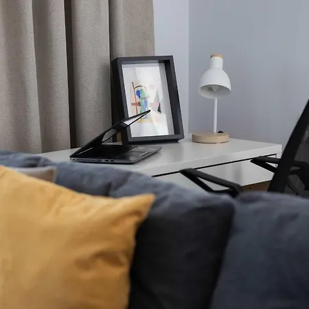 Comfortable With Balcony And Workplace By Renters Διαμέρισμα Βαρσοβία