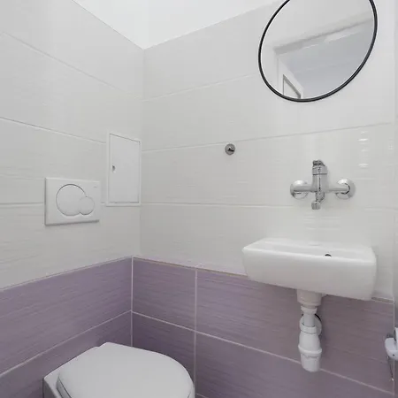 Comfortable With Balcony And Workplace By Renters Διαμέρισμα