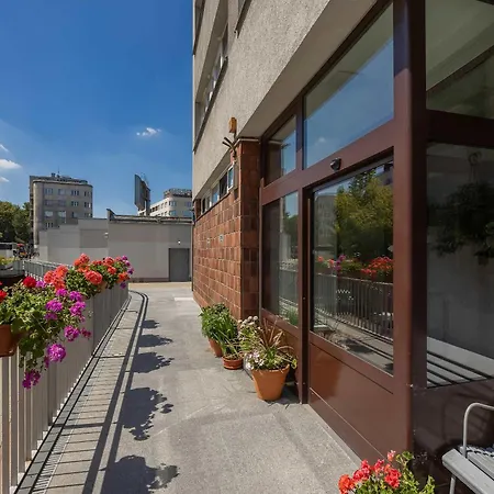 Comfortable With Balcony And Workplace By Renters Διαμέρισμα